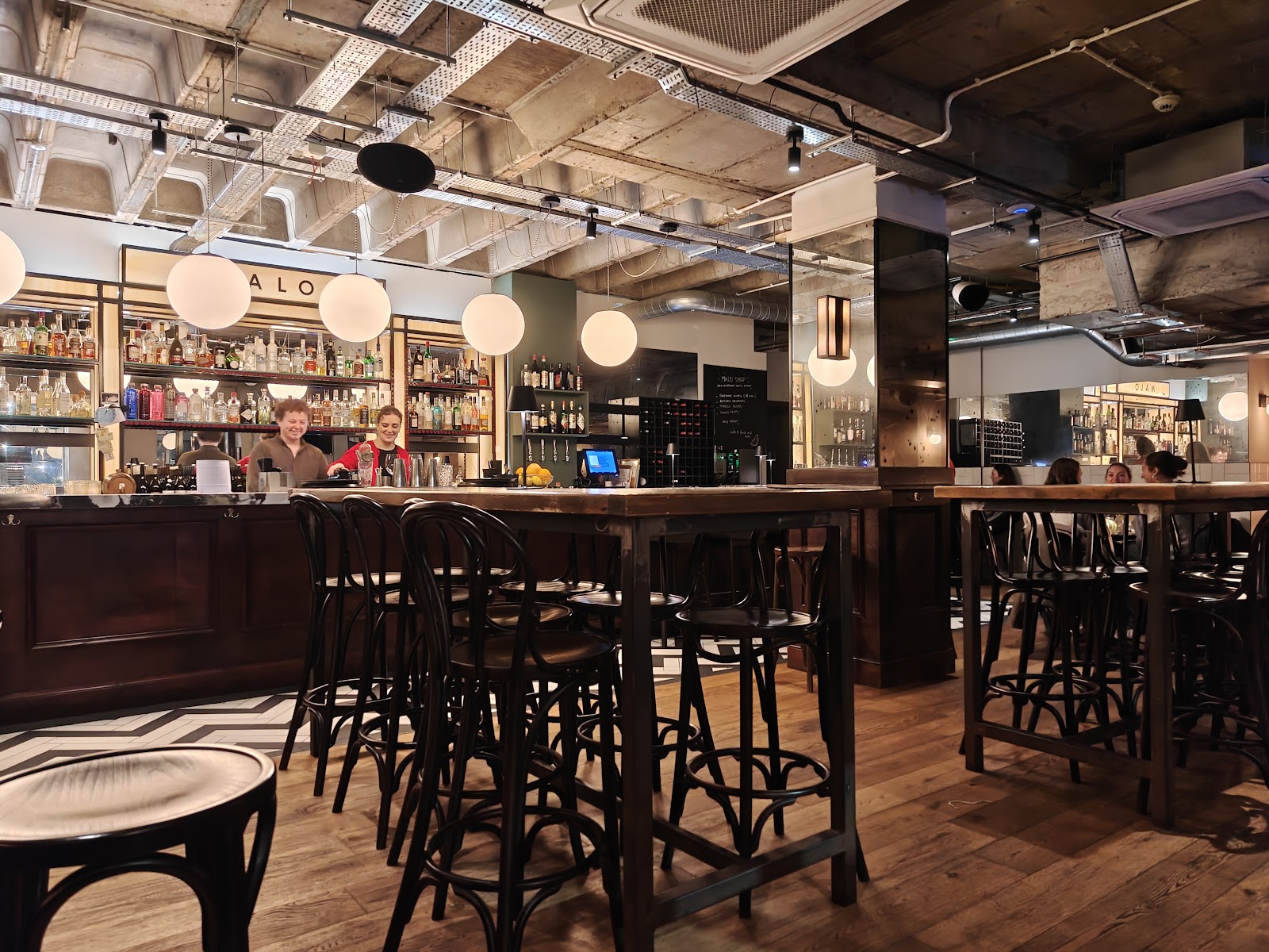 Malo - Wine & Negroni Bar thumbnail 4