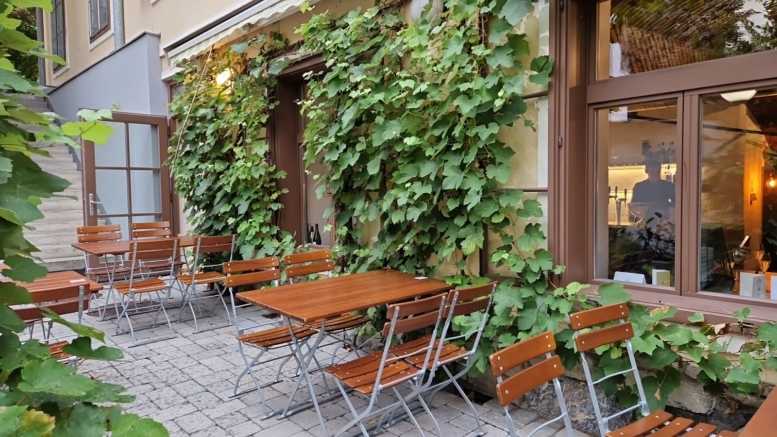 Glou Glou Wein- und Champagnerbar & Shop